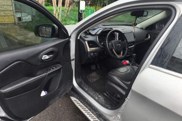 Used Jeep Cherokee 2016 2.4L Leading Edition Driver Seat