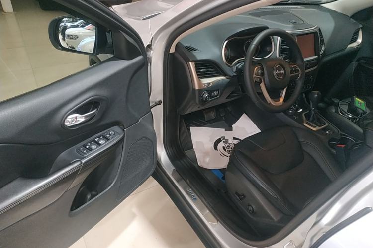 Used Jeep Cherokee 2016 2.4L Professional Smart Version Driver Seat