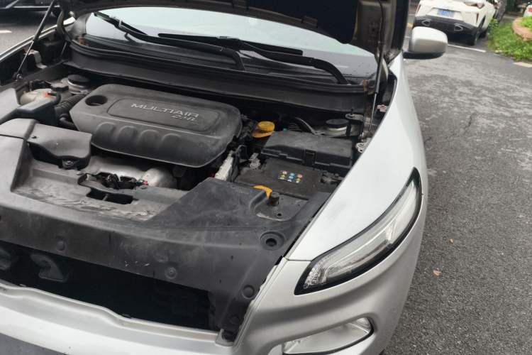 Used Jeep Cherokee 2016 2.4L Leading Edition Engine Bay Left