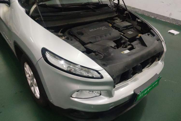 Used Jeep Cherokee 2016 2.4L Leading Edition Engine Bay Right