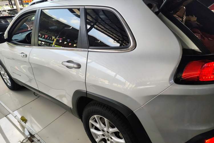 Used Jeep Cherokee 2016 2.4L Professional Smart Version Exterior 3