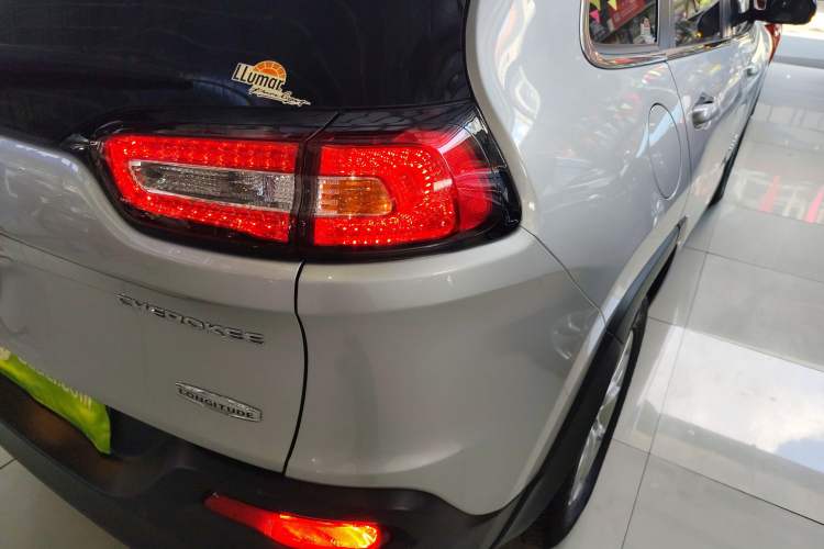 Used Jeep Cherokee 2016 2.4L Professional Smart Version Exterior 6