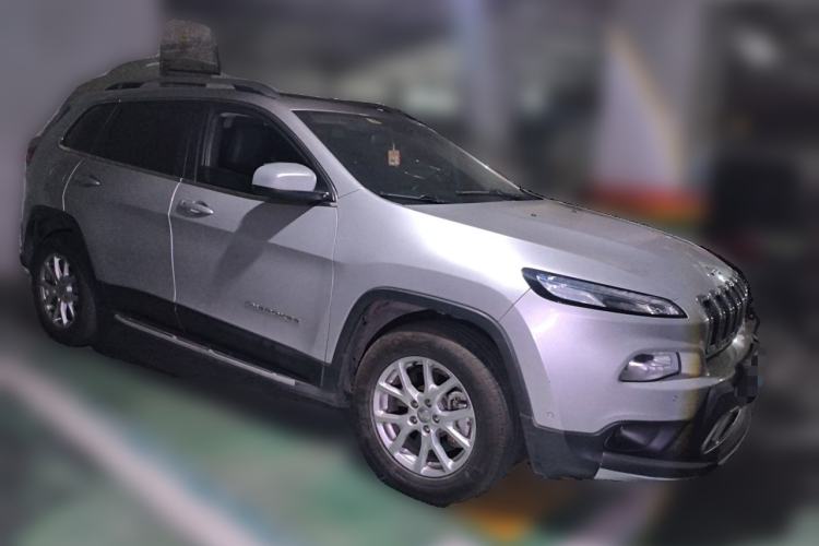 Used Jeep Cherokee 2016 2.4L Professional Edition Front Right 45 Deg