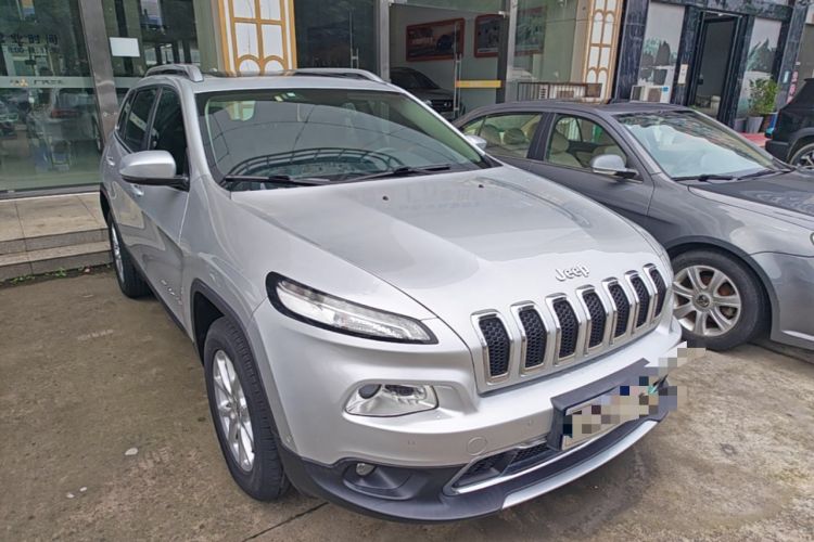 Used Jeep Cherokee 2016 2.4L Professional Edition Front Right 45 Deg