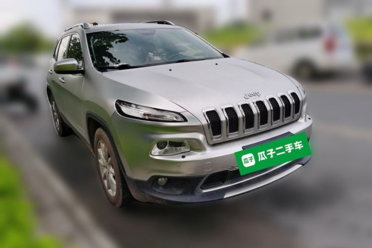 Used Jeep Cherokee 2016 2.4L Superior Edition Front Right 45 Deg