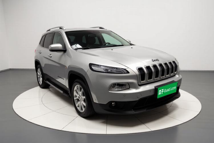 Used Jeep Cherokee 2016 2.0L Superior Edition Front Right 45 Deg