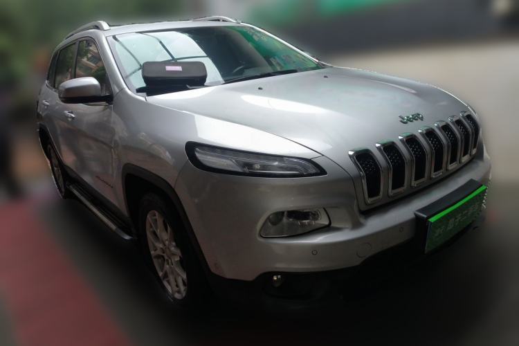 Used Jeep Cherokee 2016 2.0L Superior Edition Front Right 45 Deg