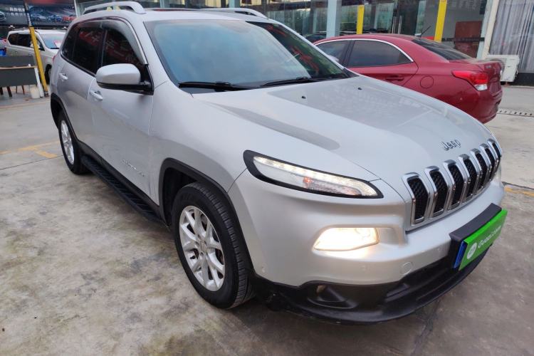Used Jeep Cherokee 2016 2.4L Leading Edition Front Right 45 Deg