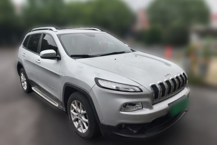 Used Jeep Cherokee 2016 2.4L Leading Edition Front Right 45 Deg