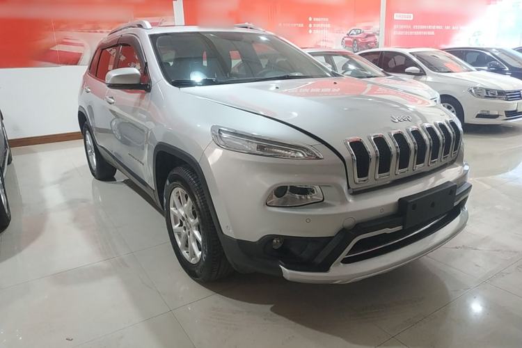 Used Jeep Cherokee 2016 2.4L Professional Smart Version Front Right 45 Deg