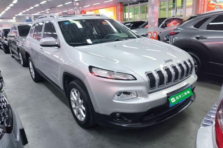 Used Jeep Cherokee 2016 2.4L Leading Smart Version Front Right 45 Deg