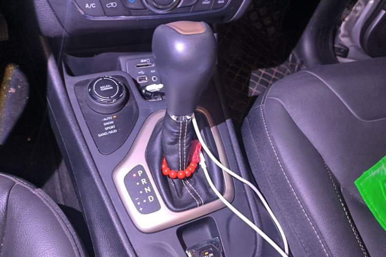 Used Jeep Cherokee 2016 2.4L Professional Edition Gear Lever