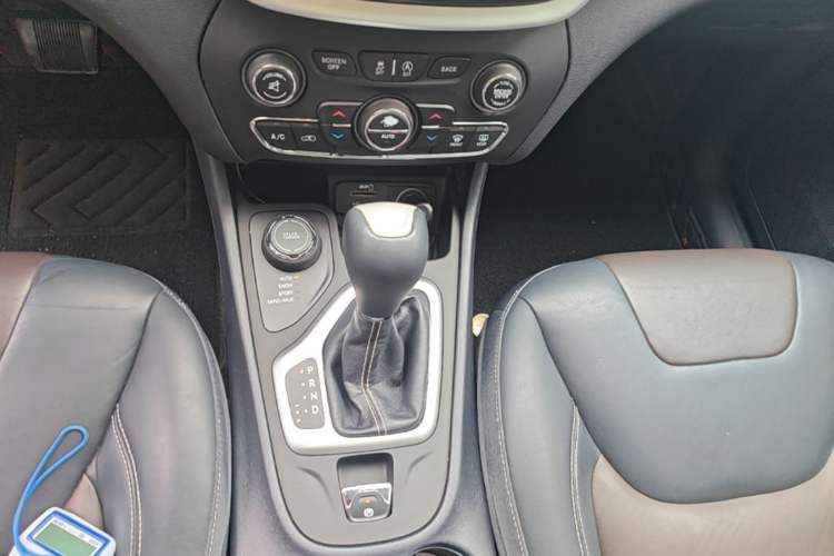 Used Jeep Cherokee 2016 2.4L Professional Edition Gear Lever