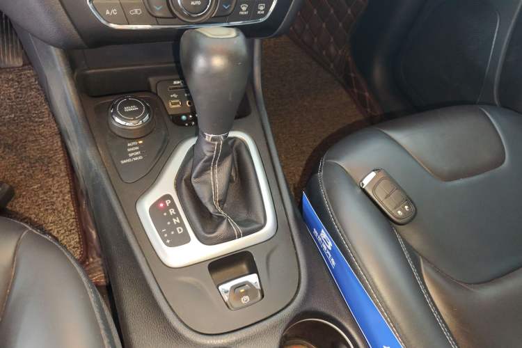 Used Jeep Cherokee 2016 2.4L Professional Smart Version Gear Lever