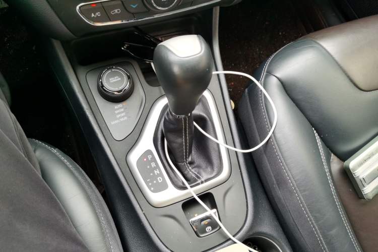 Used Jeep Cherokee 2016 2.4L Superior Edition Gear Lever