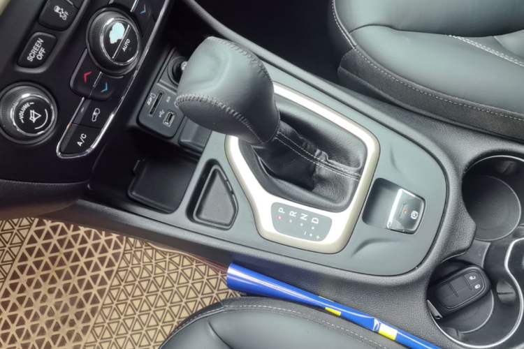 Used Jeep Cherokee 2016 2.4L Leading Edition Gear Lever