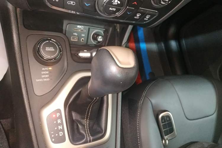 Used Jeep Cherokee 2016 2.4L Professional Smart Version Gear Lever