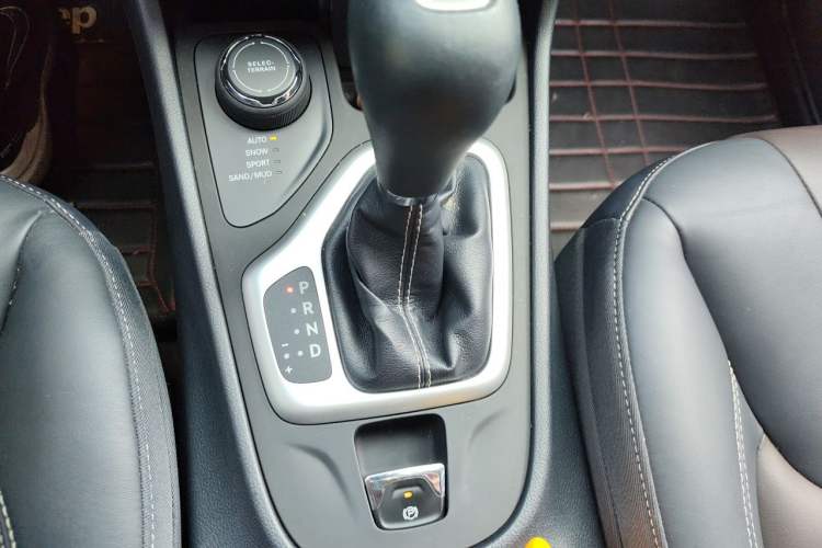 Used Jeep Cherokee 2016 2.4L Professional Smart Version Gear Lever
