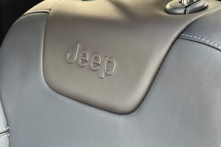 Used Jeep Cherokee 2016 2.4L Superior Edition Interior 1