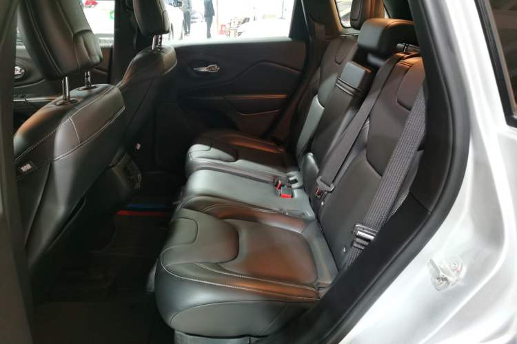 Used Jeep Cherokee 2016 2.4L Professional Smart Version Interior 1