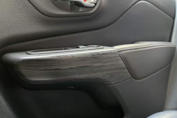 Used Jeep Cherokee 2016 2.4L Superior Edition Interior 10