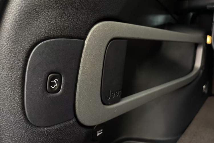 Used Jeep Cherokee 2016 2.4L Superior Edition Interior 2
