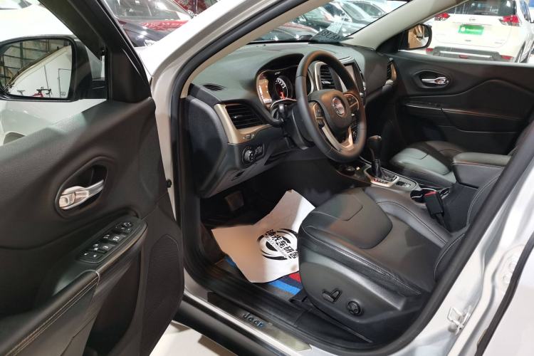 Used Jeep Cherokee 2016 2.4L Professional Smart Version Interior 2