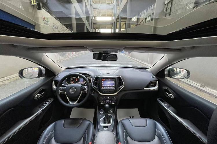 Used Jeep Cherokee 2016 2.4L Superior Edition Interior 3