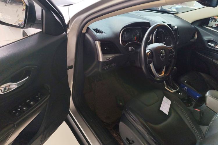 Used Jeep Cherokee 2016 2.4L Professional Smart Version Interior 3