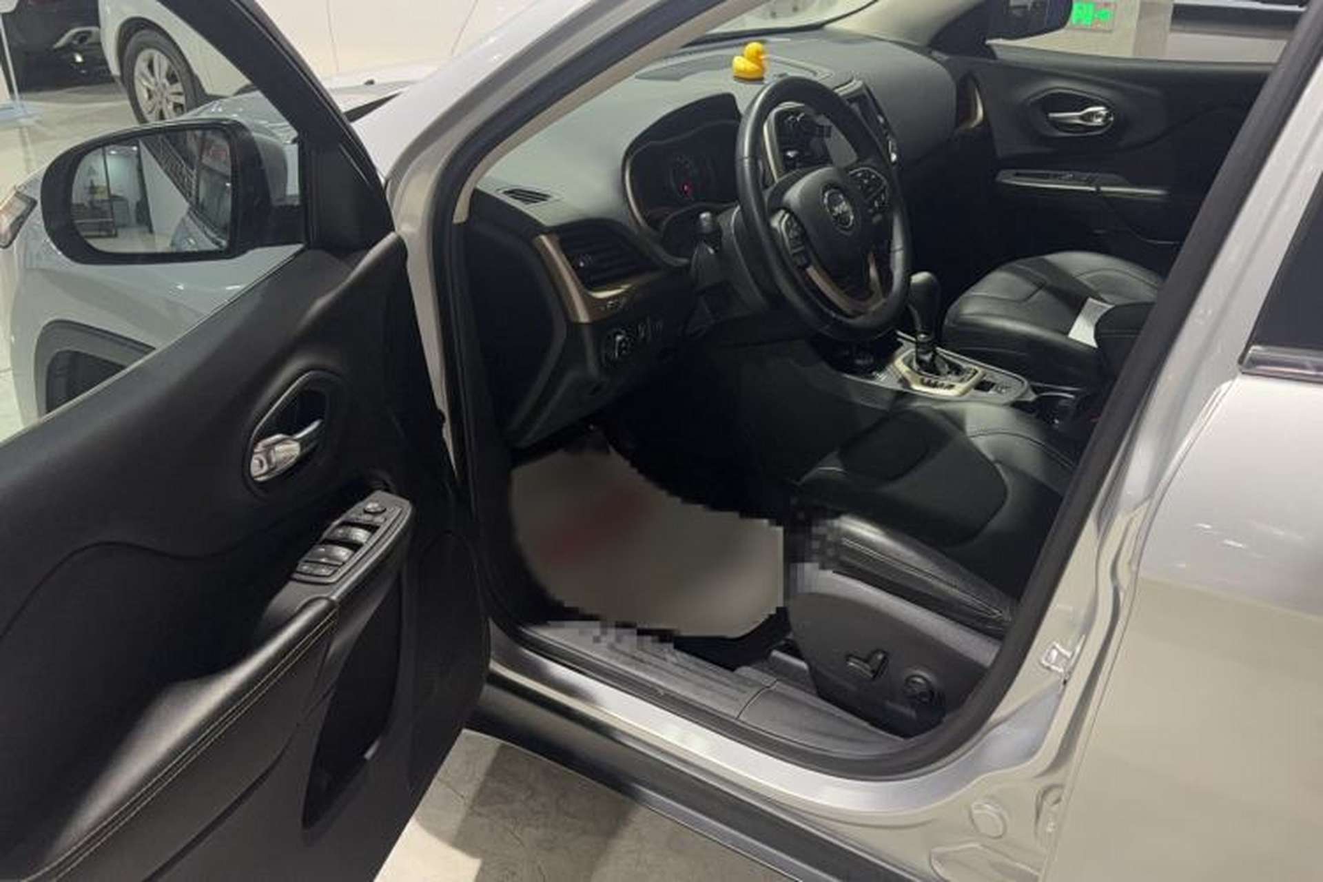Used Jeep Cherokee 2016 2.4L All-in-One Edition Interior 3