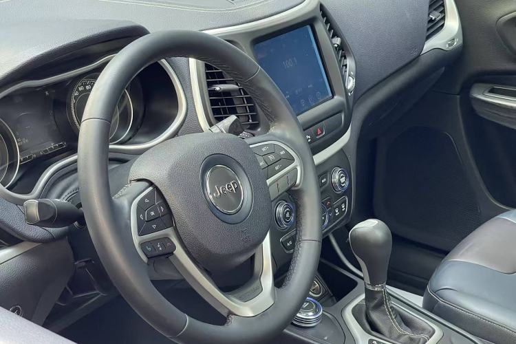 Used Jeep Cherokee 2016 2.4L Superior Edition Interior 4