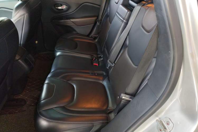 Used Jeep Cherokee 2016 2.4L Professional Smart Version Interior 4