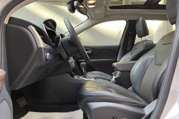 Used Jeep Cherokee 2016 2.4L Superior Edition Interior 8