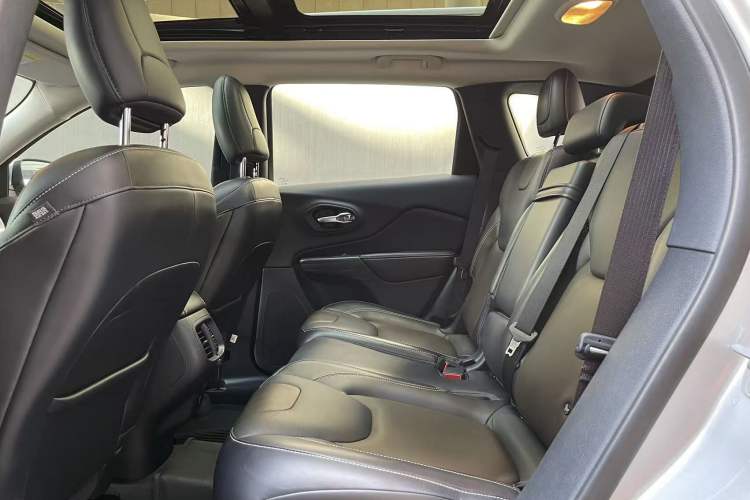 Used Jeep Cherokee 2016 2.4L Superior Edition Interior 9