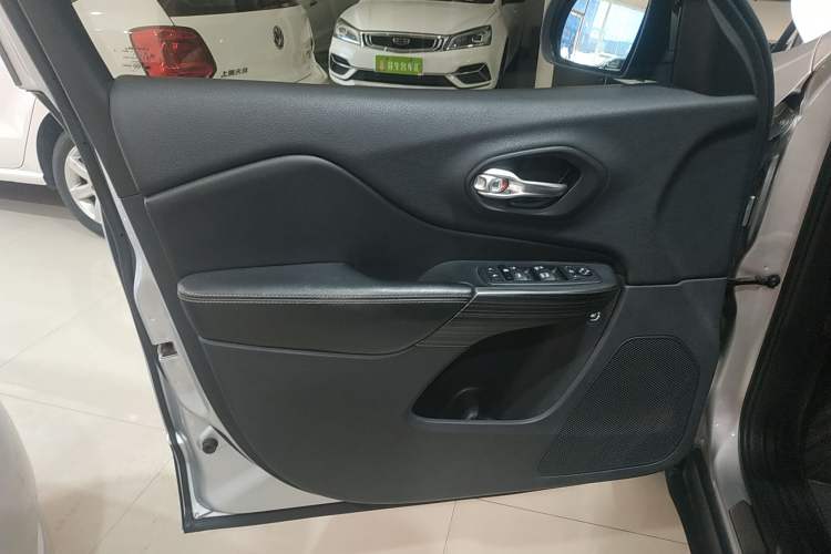 Used Jeep Cherokee 2016 2.4L Professional Smart Version Left Front Door Interior