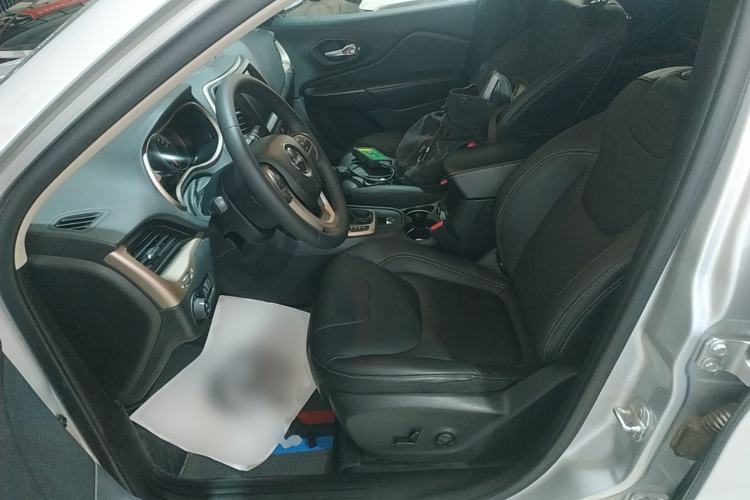 Used Jeep Cherokee 2016 2.4L Professional Smart Version Left Front Seat