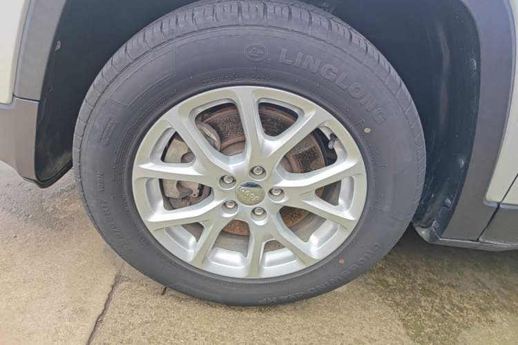 Used Jeep Cherokee 2016 2.4L Professional Edition Left Front Wheel Hub