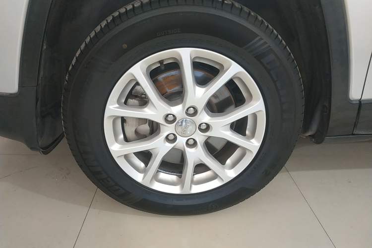 Used Jeep Cherokee 2016 2.4L Professional Smart Version Left Front Wheel Hub