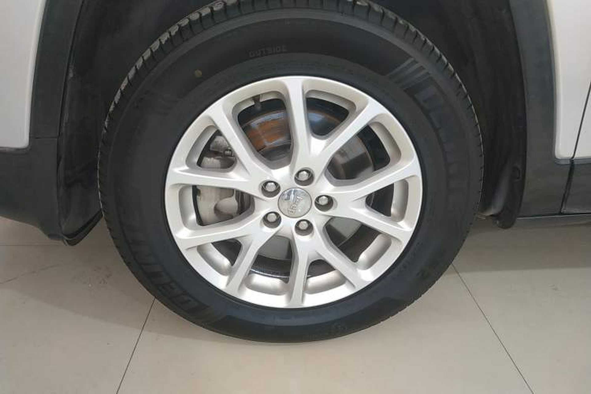 Used Jeep Cherokee 2016 2.4L Professional Smart Version Left Front Wheel Hub