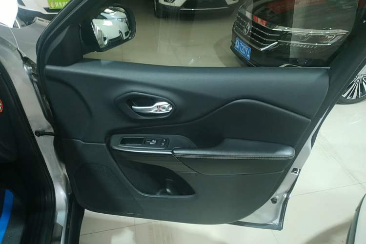 Used Jeep Cherokee 2016 2.4L Professional Smart Version Right Front Door Interior