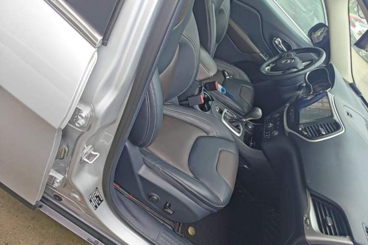 Used Jeep Cherokee 2016 2.4L Professional Edition Right Front Seat