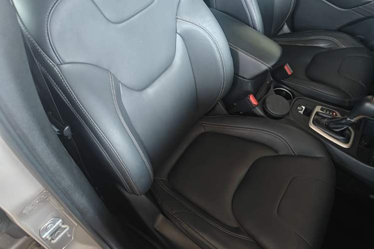 Used Jeep Cherokee 2016 2.4L Leading Edition Right Front Seat