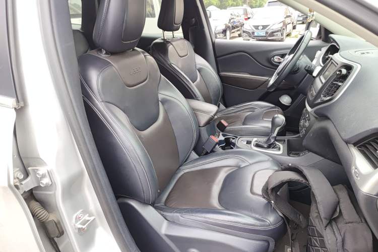 Used Jeep Cherokee 2016 2.4L Leading Edition Right Front Seat