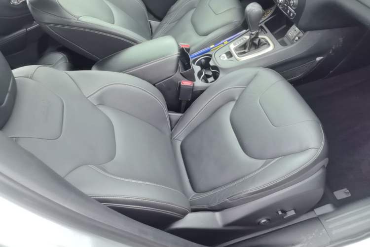 Used Jeep Cherokee 2016 2.4L Leading Edition Right Front Seat