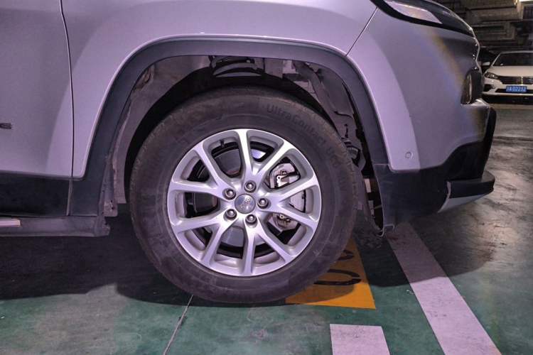 Used Jeep Cherokee 2016 2.4L Professional Edition Right Front Wheel Hub
