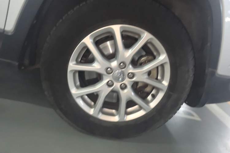 Used Jeep Cherokee 2016 2.4L Professional Edition Right Front Wheel Hub