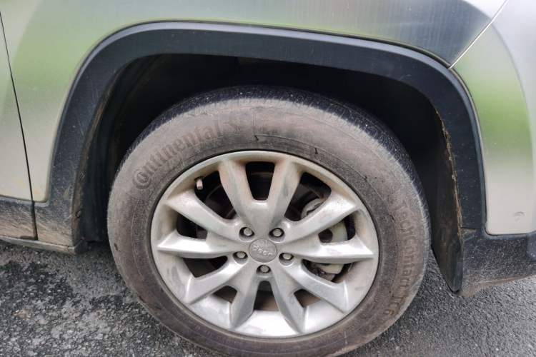 Used Jeep Cherokee 2016 2.4L Superior Edition Right Front Wheel Hub
