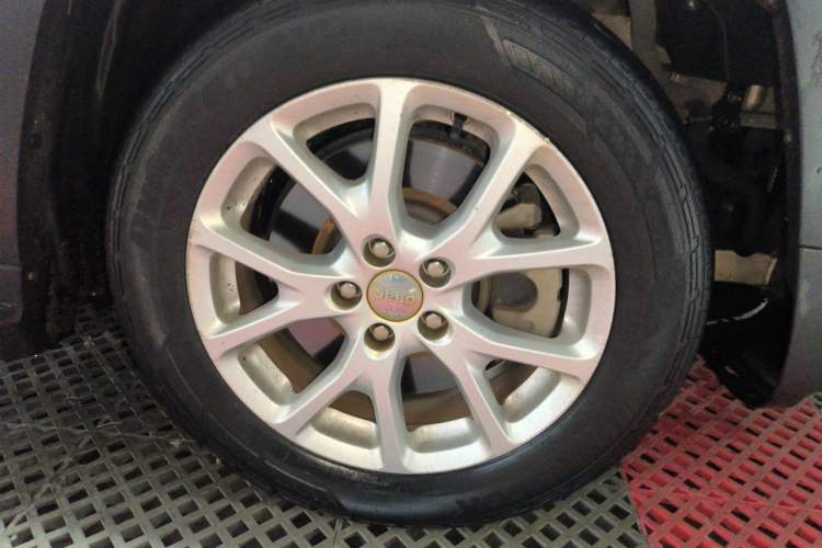 Used Jeep Cherokee 2016 2.0L Superior Edition Right Front Wheel Hub