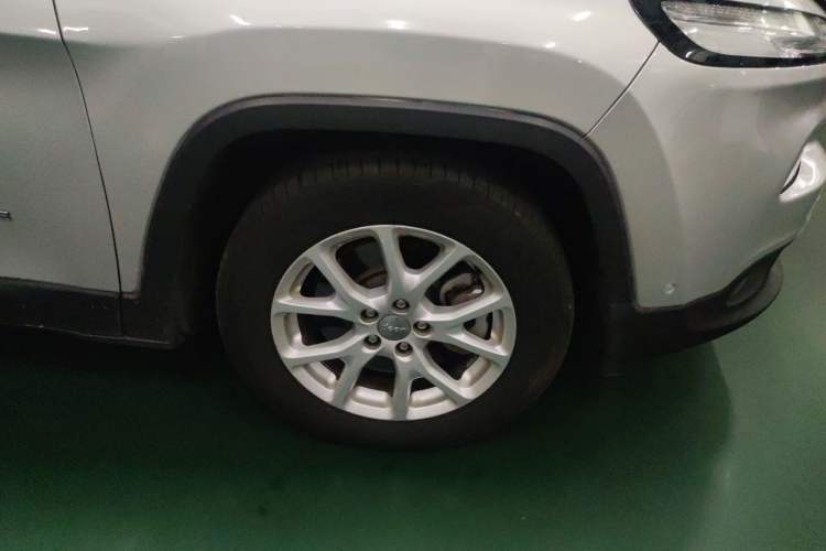 Used Jeep Cherokee 2016 2.4L Leading Edition Right Front Wheel Hub