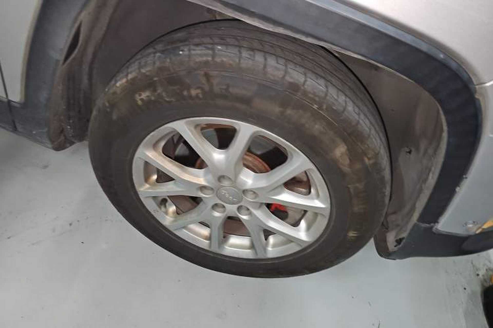Used Jeep Cherokee 2016 2.4L Professional Smart Version Right Front Wheel Hub